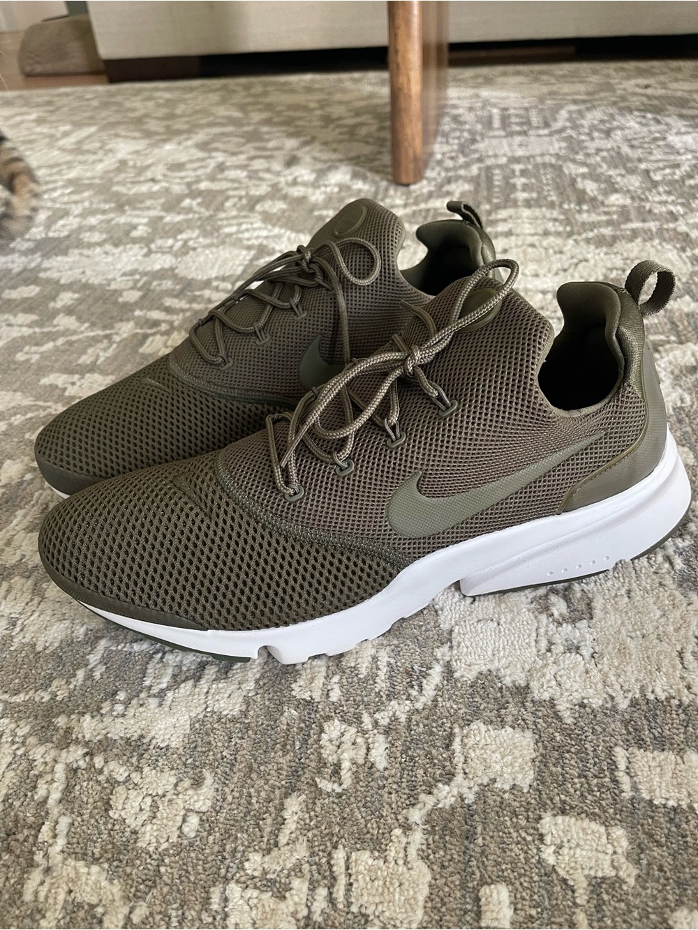 Nike Men’s Like New Size 11.5 Olive/White Lightweight Athletic Sneakers